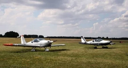 Avion leger aile-basse aerodrome aerodrome frontenas villefranche-tarare