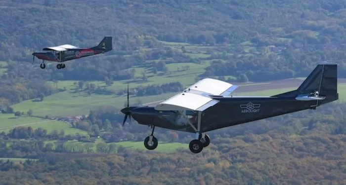vol decouverte ou initiation Avion léger en patrouille Aérodrome de Bourg - Ceyzériat