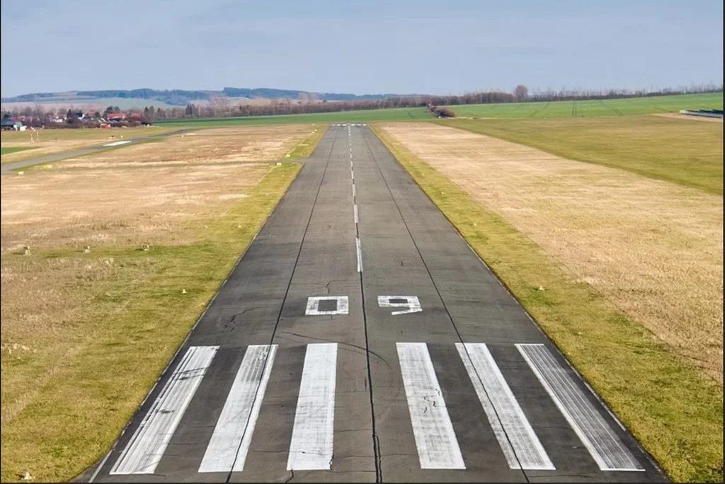 Aérodrome de Bourg - Ceyzériat piste decollage