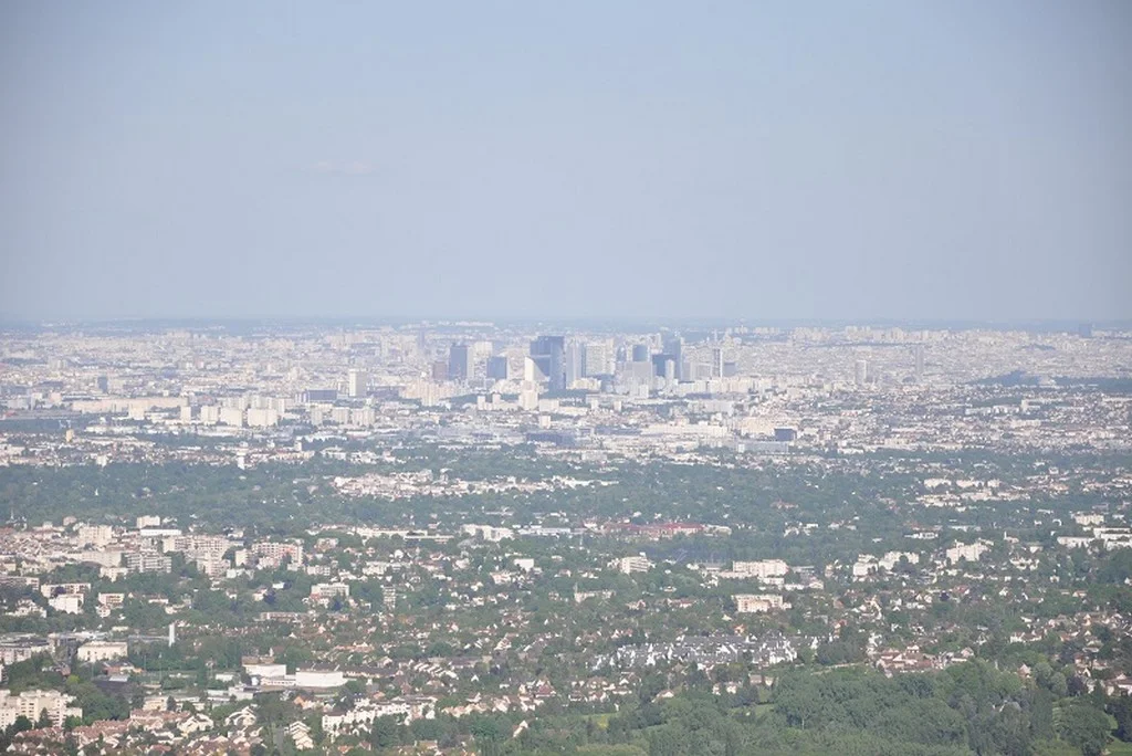 Base Ulm de Thoiry paris La-defense dans la brume