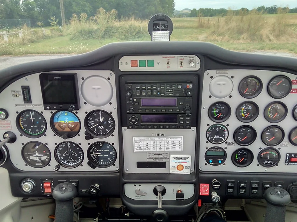  Aérodrome de Revel tecnam p200cockpit